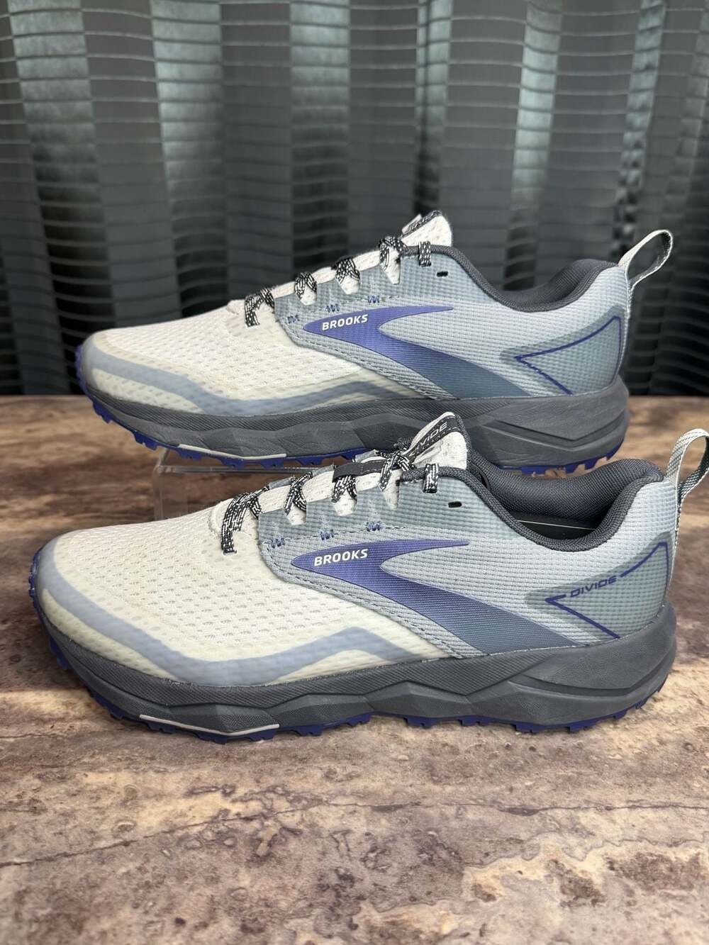 NWOT Women’s Brooks Divide 2.